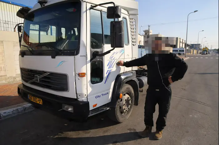 משה נהג משאית שאולץ לעבוד למעלה מ 12 שעות רצוף (לירון מולדובן ) משה נהג משאית שאולץ לעבוד למעלה מ 12 שעות רצוף (לירון מולדובן )