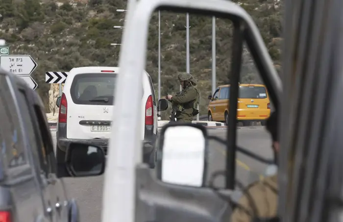 חיילים בודקים מכונית בכניסה לרמאללה היום 1 פברואר 2016 (רויטרס) חיילים בודקים מכונית בכניסה לרמאללה היום 1 פברואר 2016 (רויטרס)