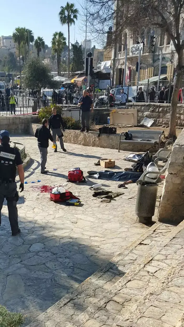מטענים בזירת הפיגוע בשער שכם, ירושלים. פברואר 2016 (מערכת וואלה! NEWS) מטענים בזירת הפיגוע בשער שכם, ירושלים. פברואר 2016 (מערכת וואלה! NEWS)