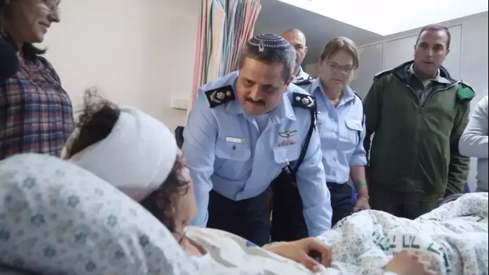 המפכ"ל רוני אלשיך מבקר את רווית שנפצעה בפיגוע בירושלים 03 פברואר 2016 (חטיבת דובר המשטרה) המפכ"ל רוני אלשיך מבקר את רווית שנפצעה בפיגוע בירושלים 03 פברואר 2016 (חטיבת דובר המשטרה)