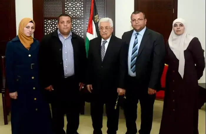 יו"ר הרשות הפלסטינית אבו מאזן נפגש עם משפחת האסיר השובת רעב מוחמד אל-קיק, פברואר 2016 (אתר רשמי , טוויטר) יו"ר הרשות הפלסטינית אבו מאזן נפגש עם משפחת האסיר השובת רעב מוחמד אל-קיק, פברואר 2016 (אתר רשמי , טוויטר)