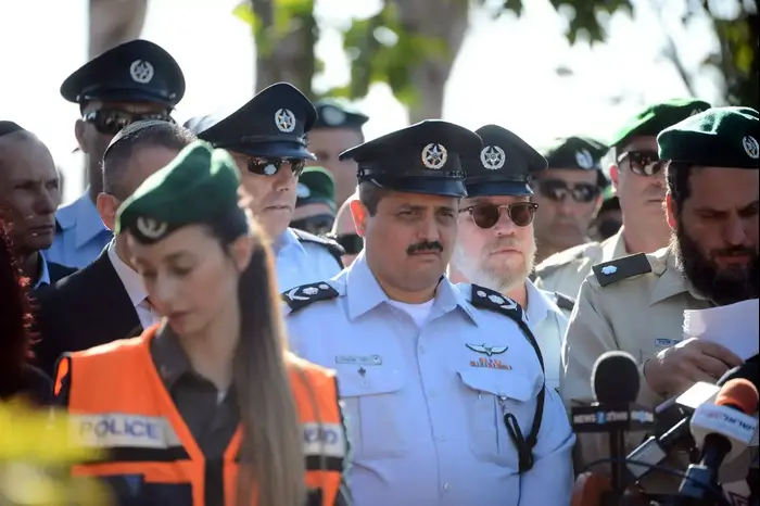 מפכ"ל המשטרה רוני אלשיך בהלווית הדר כהן, בית העלמין הצבאי יהוד. 4 בפברואר 2016 (ניב אהרונסון) מפכ"ל המשטרה רוני אלשיך בהלווית הדר כהן, בית העלמין הצבאי יהוד. 4 בפברואר 2016 (ניב אהרונסון)
