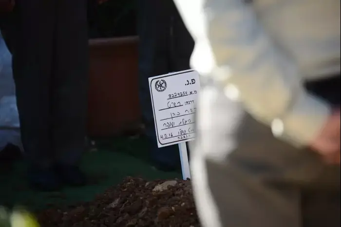 הלווית הדר כהן, בית העלמין הצבאי יהוד. 4 בפברואר 2016 (ניב אהרונסון) הלווית הדר כהן, בית העלמין הצבאי יהוד. 4 בפברואר 2016 (ניב אהרונסון)