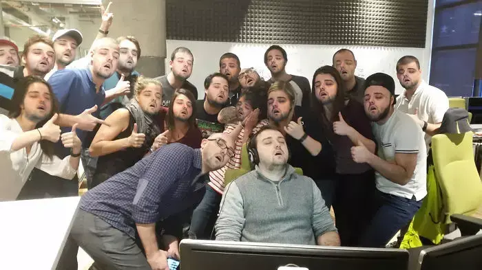 פיגוע פוטושופ נרדם בעבודה (צילום מסך) פיגוע פוטושופ נרדם בעבודה (צילום מסך)