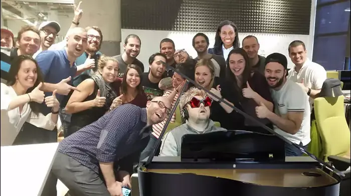 פיגוע פוטושופ נרדם בעבודה (צילום מסך) פיגוע פוטושופ נרדם בעבודה (צילום מסך)