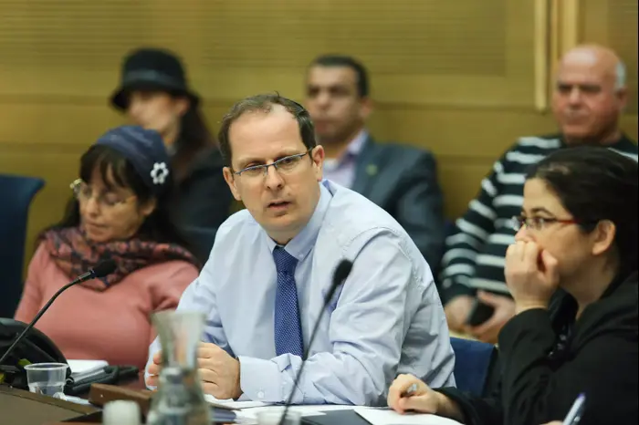 רז נזרי, משנה היועמ"ש. ועדת הכנסת, 8 בפברואר 2016 (נועם מושקוביץ) רז נזרי, משנה היועמ"ש. ועדת הכנסת, 8 בפברואר 2016 (נועם מושקוביץ)