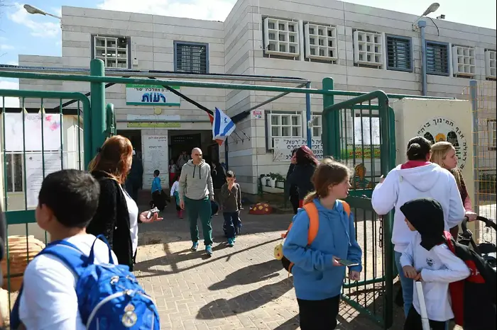 בית הספר רעות ברמלה בקרבת זירת אירוע הדקירה אתמול אייטם של ירקצי (דרור עינב) בית הספר רעות ברמלה בקרבת זירת אירוע הדקירה אתמול אייטם של ירקצי (דרור עינב)