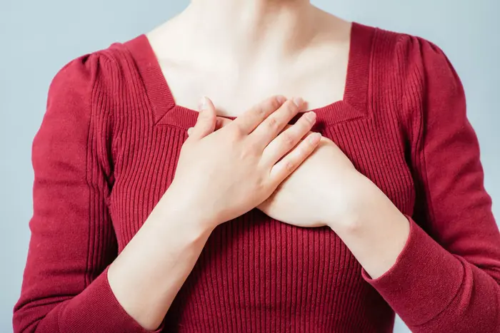 אישה מניחה את ידיה על החזה (ShutterStock) אישה מניחה את ידיה על החזה (ShutterStock)