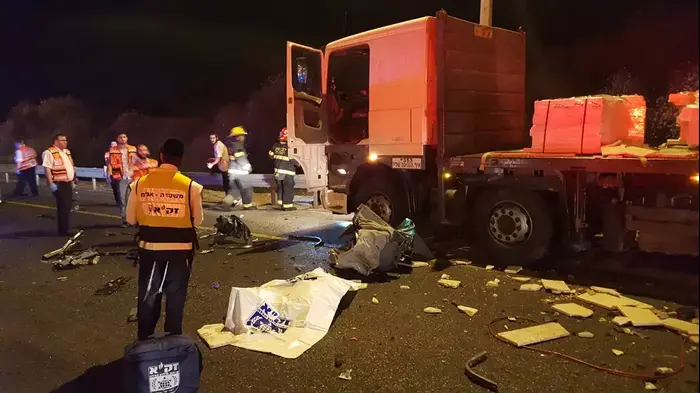 מתנדבי זק"א אוספים ממצאים מהתאונה בין אוטובוס למשאית שאירעה בכביש 1, 14 בפברואר (מערכת וואלה! NEWS , עזריאל שניצר, זק"א) מתנדבי זק"א אוספים ממצאים מהתאונה בין אוטובוס למשאית שאירעה בכביש 1, 14 בפברואר (מערכת וואלה! NEWS , עזריאל שניצר, זק"א)