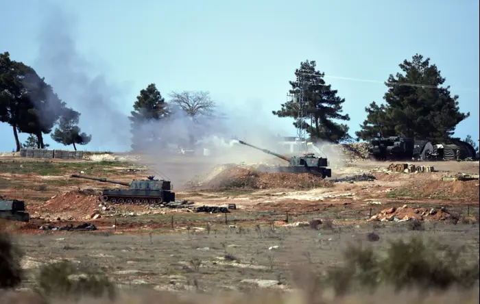 ירי ארטילרי של צבא טורקיה לעבר עמדות של הכורדים בצפון סוריה, 16 בפברואר 2016 (AP) ירי ארטילרי של צבא טורקיה לעבר עמדות של הכורדים בצפון סוריה, 16 בפברואר 2016 (AP)