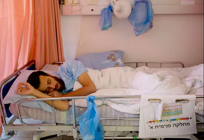 העציר המנהלי מוחמד אל-קיק בבית החולים העמק בעפולה, 10 בפברואר 2016 (AP) העציר המנהלי מוחמד אל-קיק בבית החולים העמק בעפולה, 10 בפברואר 2016 (AP)