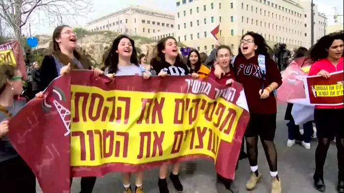 מאות הפגינו מול ישיבת הממשלה: "לעצור את ההסתה הפלסטינית" (רוני כנפו) מאות הפגינו מול ישיבת הממשלה: "לעצור את ההסתה הפלסטינית" (רוני כנפו)