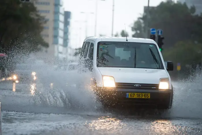 סערת גשמים היום בתל אביב (ניב אהרונסון) סערת גשמים היום בתל אביב (ניב אהרונסון)