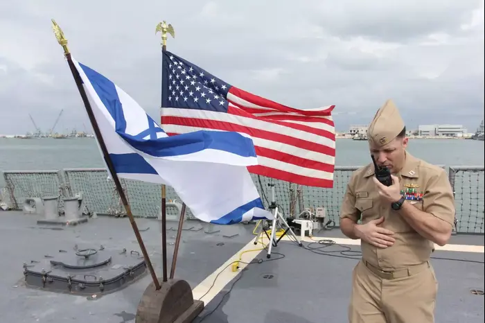 ביקור שר הביטחון משה יעלון על המשחתת האמריקאית, USS Carney בנמל חיפה בנוכחות השגריר האמריקאי דייויד שפירו (אדריאן הרבשטיין) ביקור שר הביטחון משה יעלון על המשחתת האמריקאית, USS Carney בנמל חיפה בנוכחות השגריר האמריקאי דייויד שפירו (אדריאן הרבשטיין)