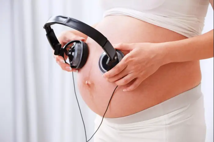אישה משמיעה מוזיקה לתינוק ברחם (ShutterStock)