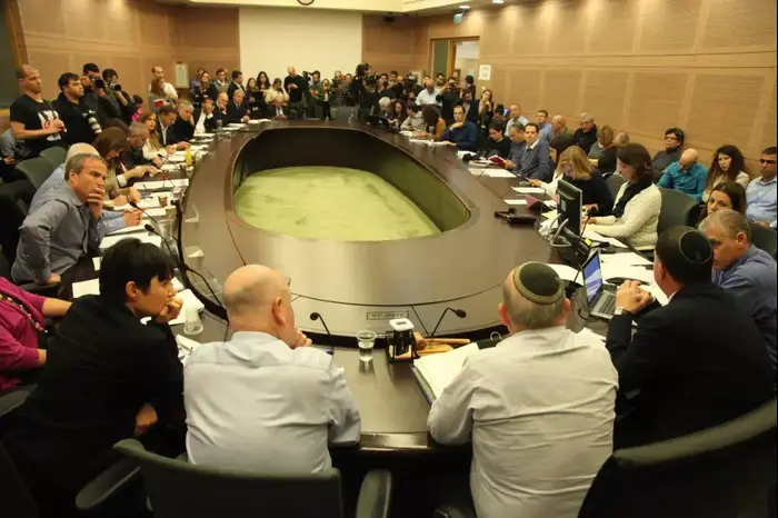 וועדת חוק חוקה ומשפט דיון בחוק ההשעיה (אתר רשמי , דוברות הכנסת) וועדת חוק חוקה ומשפט דיון בחוק ההשעיה (אתר רשמי , דוברות הכנסת)