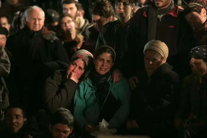 הלווית אליאב גלמן, שנהרג בפיגוע בצומת גוש עציון. בית העלמין כפר עציון. פברואר 2016 (יואב דודקביץ') הלווית אליאב גלמן, שנהרג בפיגוע בצומת גוש עציון. בית העלמין כפר עציון. פברואר 2016 (יואב דודקביץ')