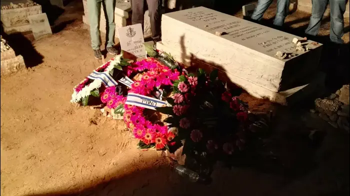 הלווית אליאב גלמן, שנהרג בפיגוע בצומת גוש עציון. בית העלמין כפר עציון. פברואר 2016 (מערכת וואלה! NEWS , שבתי בנדט, באמצעות סמארטפון וואווי - Huawei) הלווית אליאב גלמן, שנהרג בפיגוע בצומת גוש עציון. בית העלמין כפר עציון. פברואר 2016 (מערכת וואלה! NEWS , שבתי בנדט, באמצעות סמארטפון וואווי - Huawei)