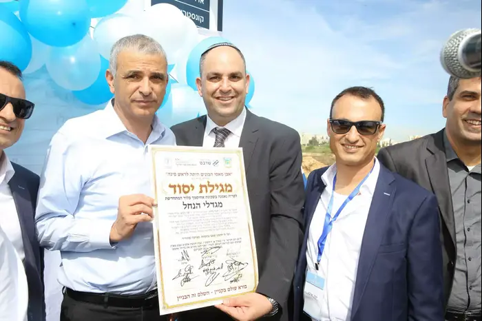 כחלון בהנחת אבן פינה בלוד (יח"צ , דובורת עיריית לוד) כחלון בהנחת אבן פינה בלוד (יח"צ , דובורת עיריית לוד)