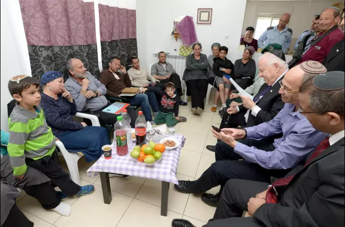 נשיא המדינה הגיע היום לביקור ניחומים בכרמי צור, בבית משפחתו של רס?ן במיל? אליאב גלמן ז?ל שנהרג בצומת גוש עציון. יום שני, כ' אדר א' תשע"ו, 29 בפברואר 2016. (לשכת העיתונות הממשלתית , מארק ניימן) נשיא המדינה הגיע היום לביקור ניחומים בכרמי צור, בבית משפחתו של רס?ן במיל? אליאב גלמן ז?ל שנהרג בצומת גוש עציון. יום שני, כ' אדר א' תשע"ו, 29 בפברואר 2016. (לשכת העיתונות הממשלתית , מארק ניימן)