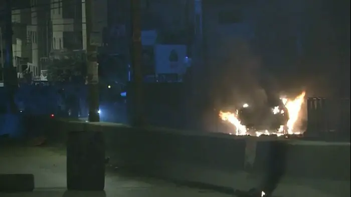 רכב צבאי הוצת במחנה הפליטים קלנדיה, 29 בפברואר 2016 (צילום מסך) רכב צבאי הוצת במחנה הפליטים קלנדיה, 29 בפברואר 2016 (צילום מסך)
