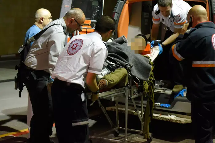 פינוי פצוע פיגוע הדקירה בהר ברכה לבית החולים בילינסון. מרץ 2016 (ראובן קסטרו) פינוי פצוע פיגוע הדקירה בהר ברכה לבית החולים בילינסון. מרץ 2016 (ראובן קסטרו)