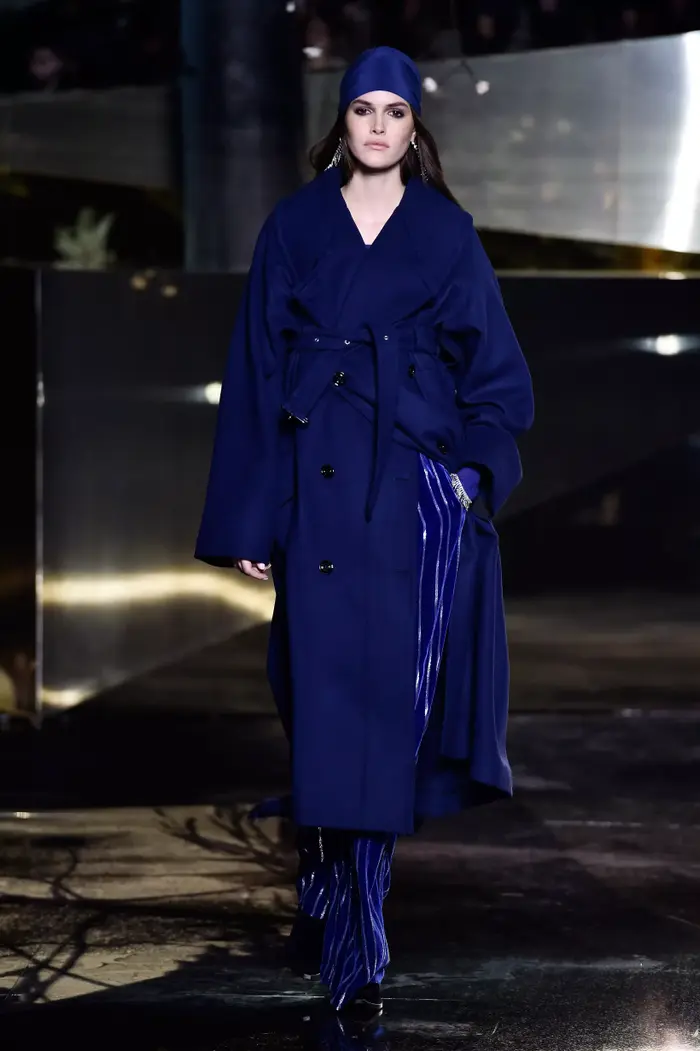 תצוגת H&M סטודיו לחורף 2016/17 בשבוע האופנה של פריז (GettyImages) תצוגת H&M סטודיו לחורף 2016/17 בשבוע האופנה של פריז (GettyImages)