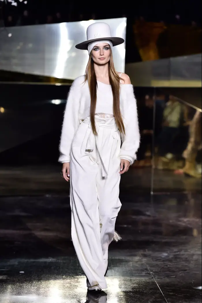 תצוגת H&M סטודיו לחורף 2016/17 בשבוע האופנה של פריז (GettyImages) תצוגת H&M סטודיו לחורף 2016/17 בשבוע האופנה של פריז (GettyImages)