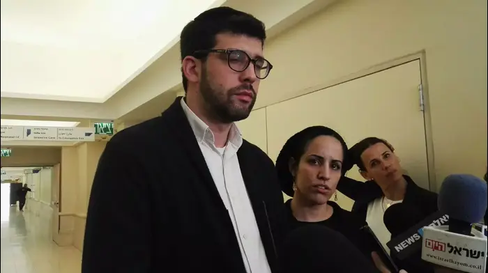 לירון ועידן גרסון, הוריו של התינוק הפצוע עקב חשד לטלטול, בית החולים שניידר. מרץ 2016 (מערכת וואלה! NEWS , דנה ירקצי
אמצעות סמארטפון וואווי - Huawei) לירון ועידן גרסון, הוריו של התינוק הפצוע עקב חשד לטלטול, בית החולים שניידר. מרץ 2016 (מערכת וואלה! NEWS , דנה ירקצי
אמצעות סמארטפון וואווי - Huawei)