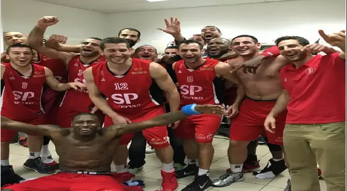 שחקני הפועל תל אביב חוגגים ניצחון בדרבי (צילום מסך , האינסטגרם של רביב לימונד) שחקני הפועל תל אביב חוגגים ניצחון בדרבי (צילום מסך , האינסטגרם של רביב לימונד)
