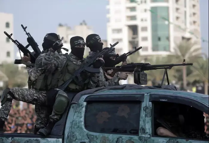 אנשי חמאס רעולי פנים בטקס בעזה, אוגוסט 2015 (AP)