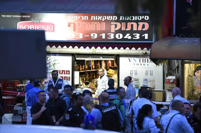 זירת פיגוע דקירה בפתח תקווה. 8 במרץ 2016 (ראובן קסטרו) זירת פיגוע דקירה בפתח תקווה. 8 במרץ 2016 (ראובן קסטרו)