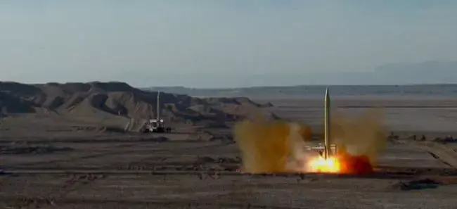 טילים בליסטיים של משמרות המהפכה האיראניים, 8 במרץ 2016 (רויטרס) טילים בליסטיים של משמרות המהפכה האיראניים, 8 במרץ 2016 (רויטרס)