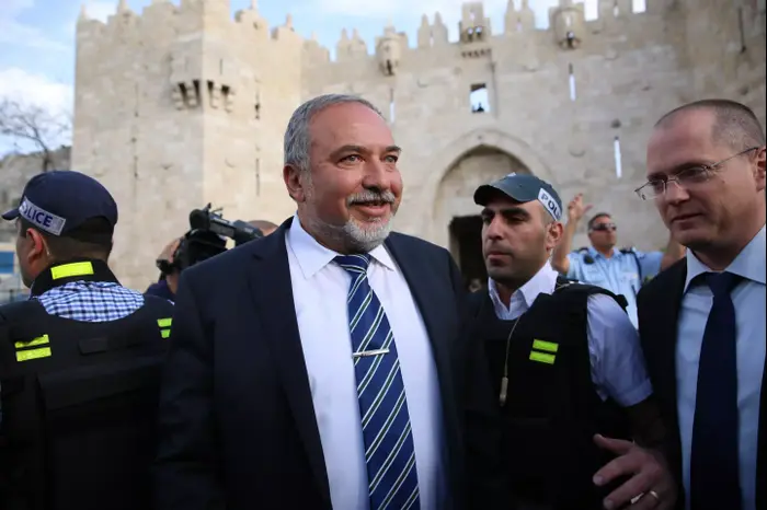 יו"ר מפלגת "ישראל ביתנו" אביגדור ליברמן בביקור במקום פיגוע הירי בשער שכם, ירושלים. מרץ 2016 (תצפית TPS , הלל מאיר) יו"ר מפלגת "ישראל ביתנו" אביגדור ליברמן בביקור במקום פיגוע הירי בשער שכם, ירושלים. מרץ 2016 (תצפית TPS , הלל מאיר)