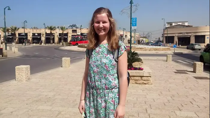 מוניקה, תיירת מגרמניה מטיילת ביפו, סמוך לזירת פיגוע הדקירה. מרץ 2016 (יותם רונן)