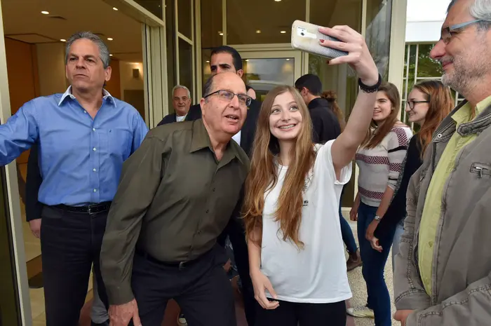 שר הביטחון משה יעלון בבית ספר בגליל העליון. 21 במרץ 2016 (משרד הביטחון , אריאל חרמוני) שר הביטחון משה יעלון בבית ספר בגליל העליון. 21 במרץ 2016 (משרד הביטחון , אריאל חרמוני)