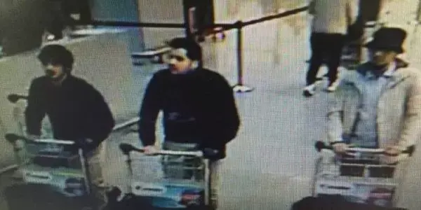 חשודים בפיגוע בשדה התעופה בבריסל צולמו במצלמות האבטחה (צילום מסך) חשודים בפיגוע בשדה התעופה בבריסל צולמו במצלמות האבטחה (צילום מסך)