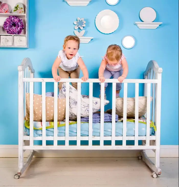 ילדים מטפסים על מיטת תינוק (ShutterStock) ילדים מטפסים על מיטת תינוק (ShutterStock)