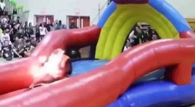 יורק אש נשרף בבית ספר תיכון בפלורידה (צילום מסך , יוטיוב) יורק אש נשרף בבית ספר תיכון בפלורידה (צילום מסך , יוטיוב)