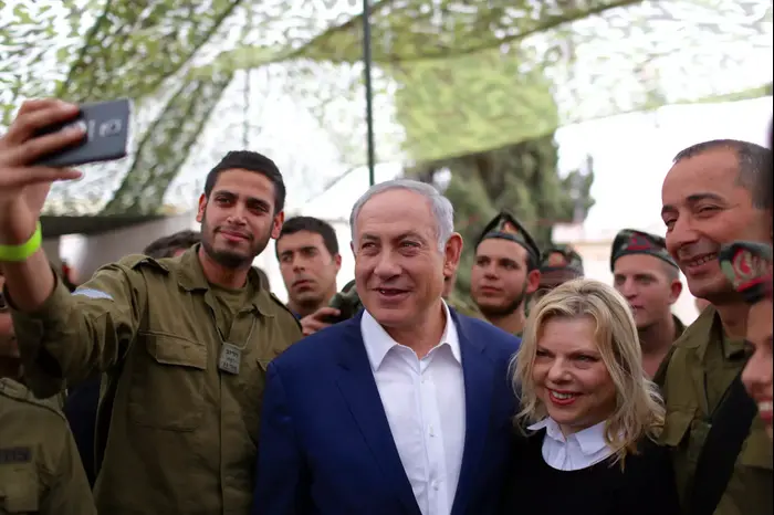 ראש הממשלה ורעייתו עם חיילים בחטיבה מרחבית עציון, 24 במרץ 2016 (נועם מושקוביץ) ראש הממשלה ורעייתו עם חיילים בחטיבה מרחבית עציון, 24 במרץ 2016 (נועם מושקוביץ)