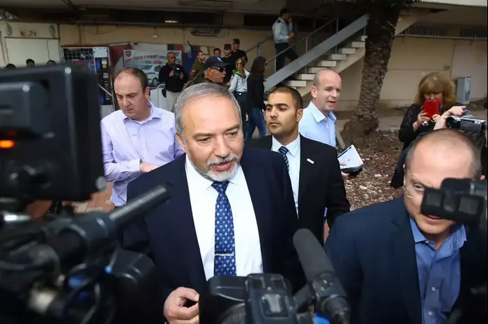אביגדור ליברמן בהפגנת תמיכה בחייל היורה מחברון בקסטינה (לירון מולדובן ) אביגדור ליברמן בהפגנת תמיכה בחייל היורה מחברון בקסטינה (לירון מולדובן )