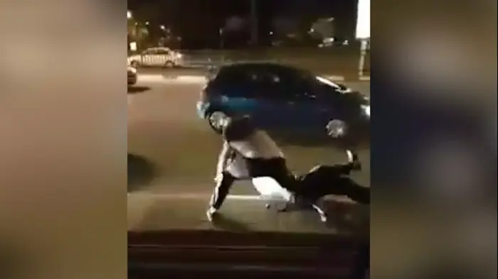תיעוד: נער תוקף בבעיטות ובאגרופים פקח בנס ציונה - ונעצר באיומי טייזר (מערכת וואלה! NEWS) תיעוד: נער תוקף בבעיטות ובאגרופים פקח בנס ציונה - ונעצר באיומי טייזר (מערכת וואלה! NEWS)
