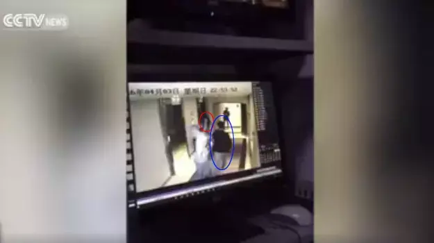 תקיפה בבית מלון (צילום מסך) תקיפה בבית מלון (צילום מסך)