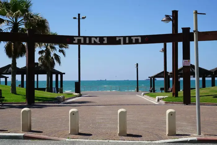 נסיגת החול מקו החוף, חוף יהודית נאות, קריית חיים. אפריל 2016 (ערן גילווארג) נסיגת החול מקו החוף, חוף יהודית נאות, קריית חיים. אפריל 2016 (ערן גילווארג)