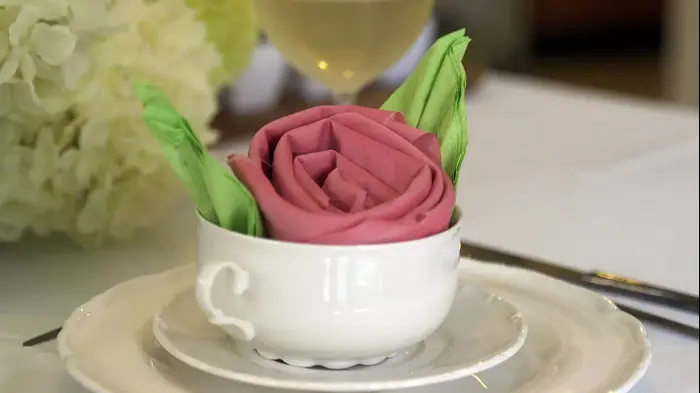קיפול מפיות בצורת ורד (עידו שחם) קיפול מפיות בצורת ורד (עידו שחם)