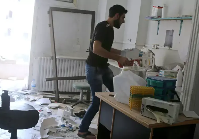 נושא: הריסות בבית החולים "אל-קודס" בחאלב שבסוריה אחרי תקיפות אוויריות, 28 באפריל 2016 (רויטרס) נושא: הריסות בבית החולים "אל-קודס" בחאלב שבסוריה אחרי תקיפות אוויריות, 28 באפריל 2016 (רויטרס)