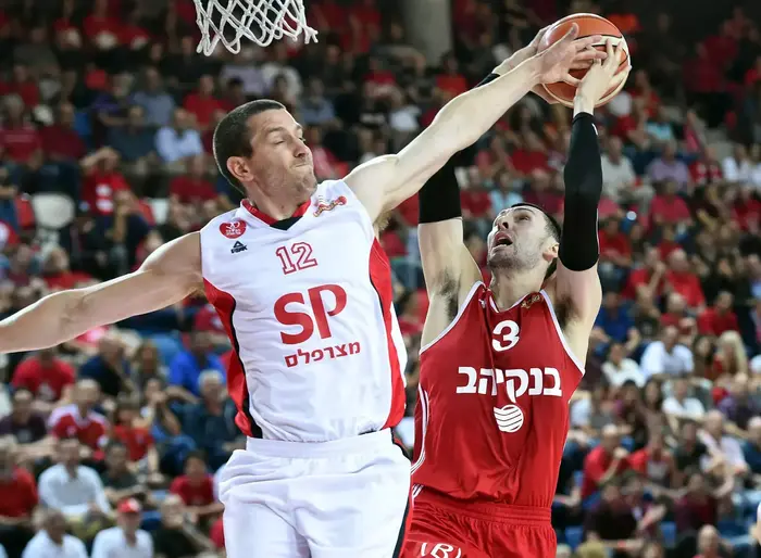 טוני גפני שחקן הפועל ירושלים מול מתן נאור שחקן הפועל תל אביב (ברני ארדוב)