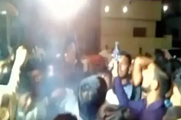 חתן נורה בראשו בזמן חתונה (צילום מסך) חתן נורה בראשו בזמן חתונה (צילום מסך)