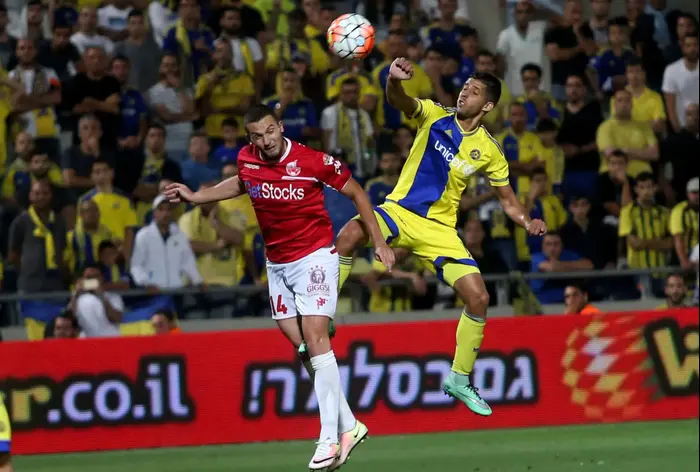 דור מיכה שחקן מכבי תל אביב (ימין) מול בן שהר שחקן הפועל באר שבע (קובי אליהו) דור מיכה שחקן מכבי תל אביב (ימין) מול בן שהר שחקן הפועל באר שבע (קובי אליהו)
