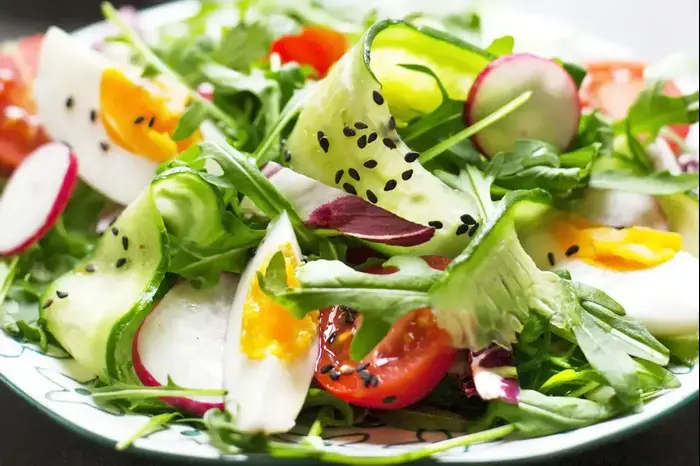סלט ירקות עם ביצה קשה (ShutterStock) סלט ירקות עם ביצה קשה (ShutterStock)
